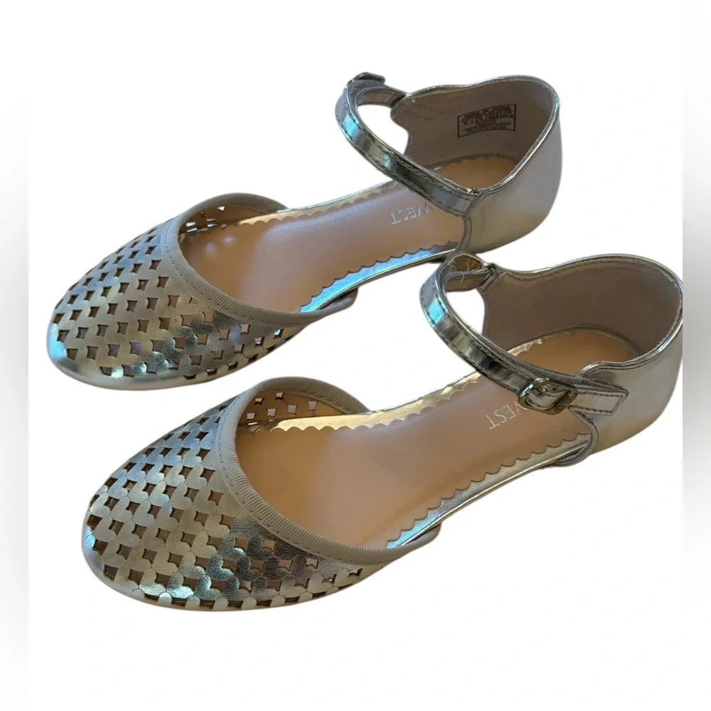 Nine West Vivien Metallic Silver Flats Size 2 M NWT - Picture 4 of 15